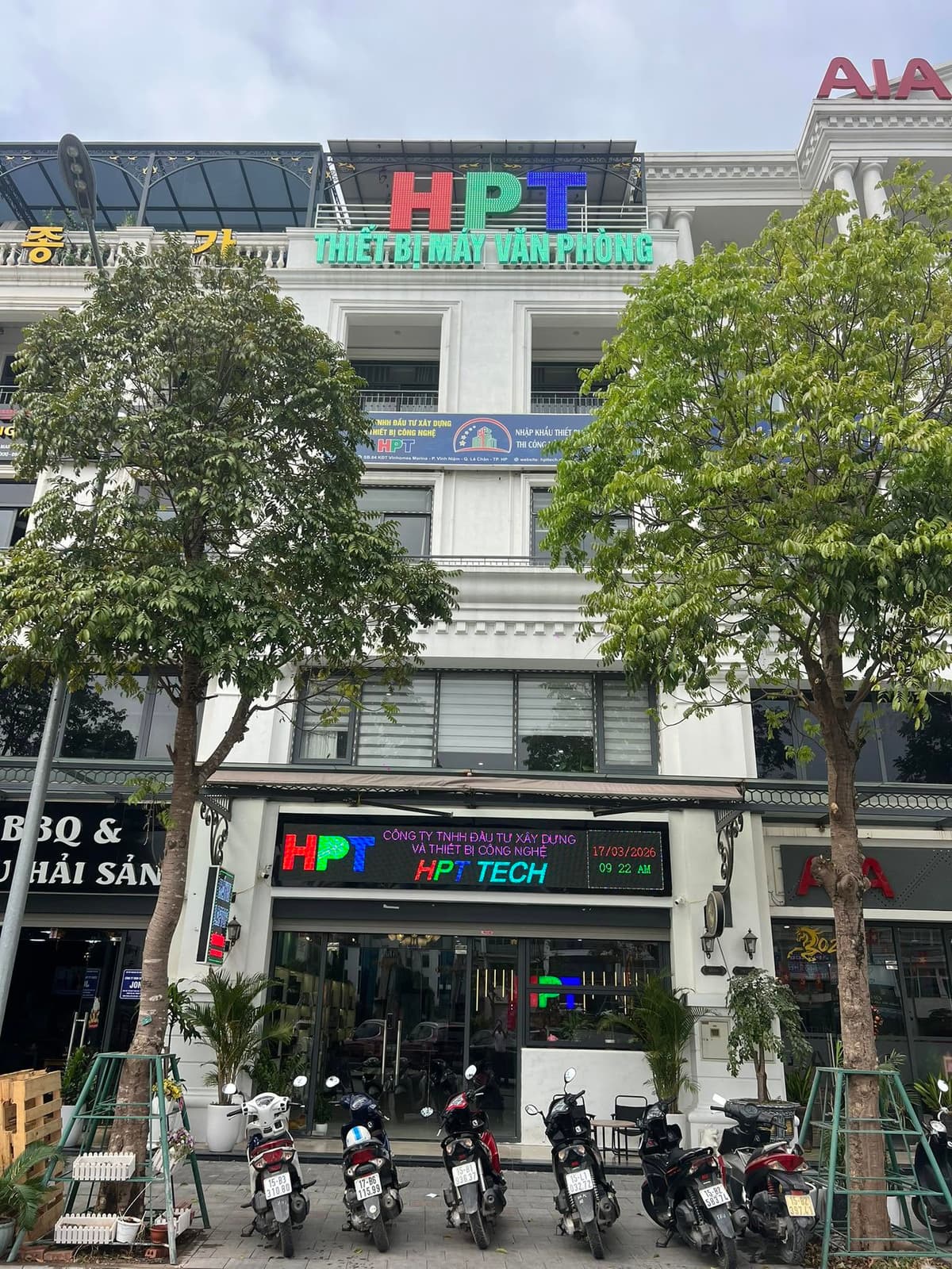 Mặt trước showroom HPT Tech