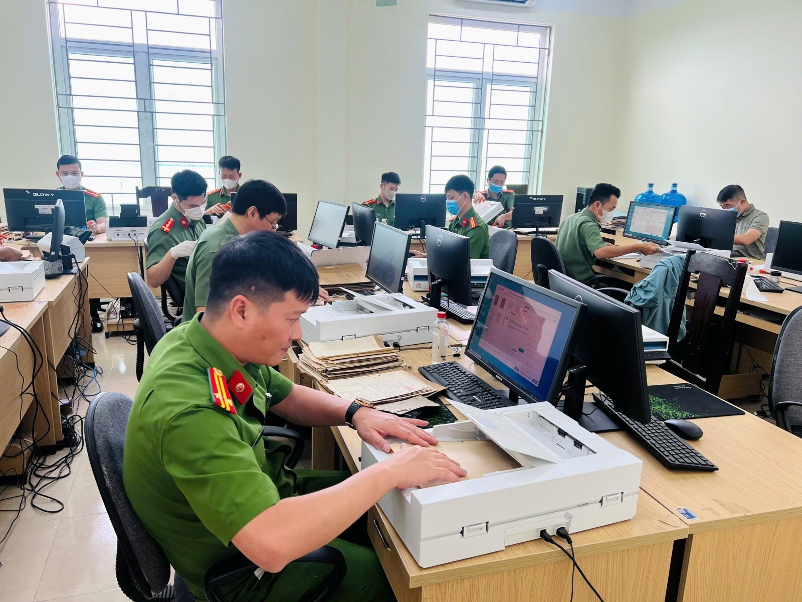 Cán bộ số hóa tài liệu giấy bằng máy quét tại cơ quan