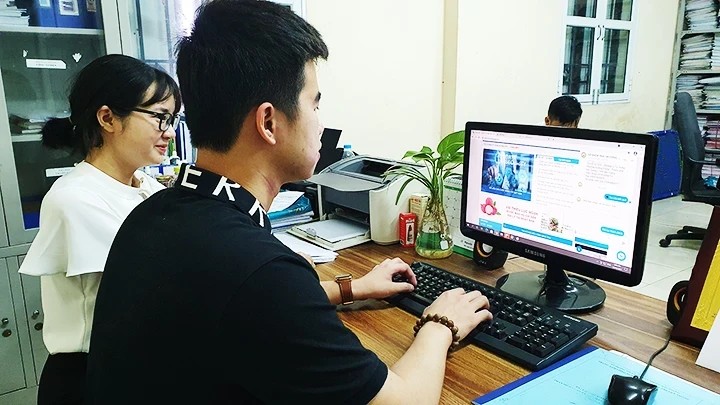 Nhân viên lập chỉ mục và kiểm tra dữ liệu số hóa trên phần mềm