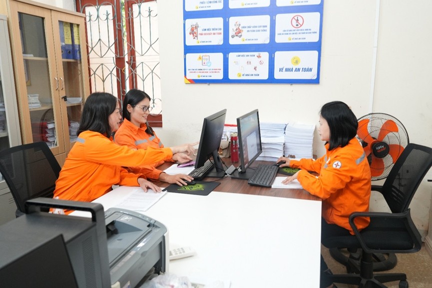 Nhân viên làm việc trên máy tính tại cơ quan