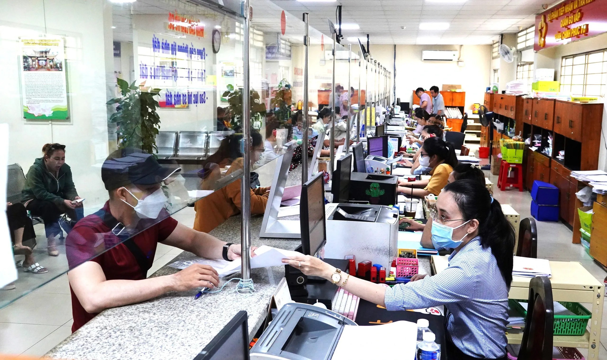 Quầy tiếp nhận và trả kết quả tại trung tâm hành chính công
